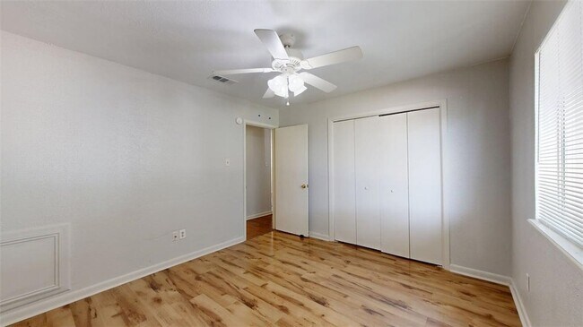 Building Photo - 412 University Oaks Blvd