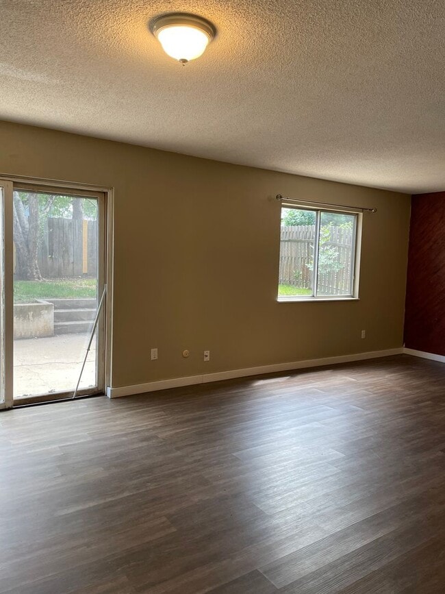 Building Photo - STUDENTS WELCOME! 5 Bedroom 3 Bathroom Single Family Home West Fort Collins