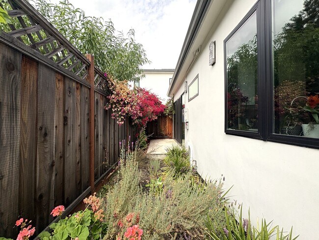 Building Photo - Bright, Modern & Beautiful – 3BR Home in M...