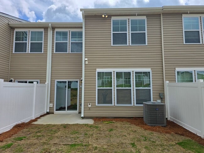 Building Photo - 1664 Hallview Ct