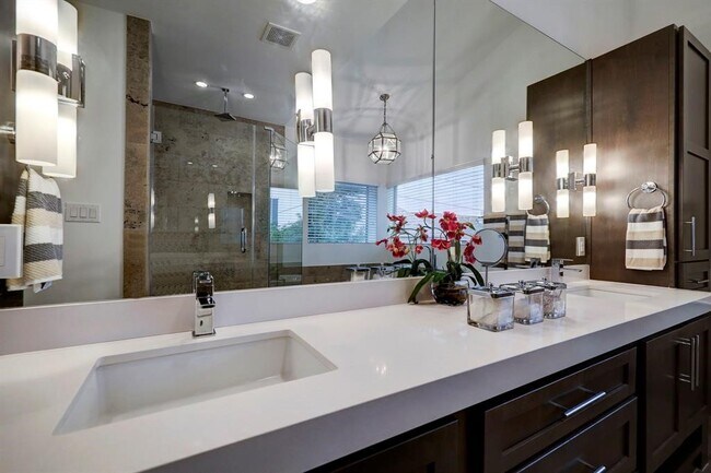 Building Photo - 2007 Brun St