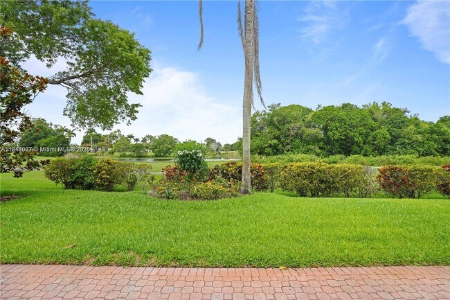 Building Photo - 720 Cypress Pointe Dr W