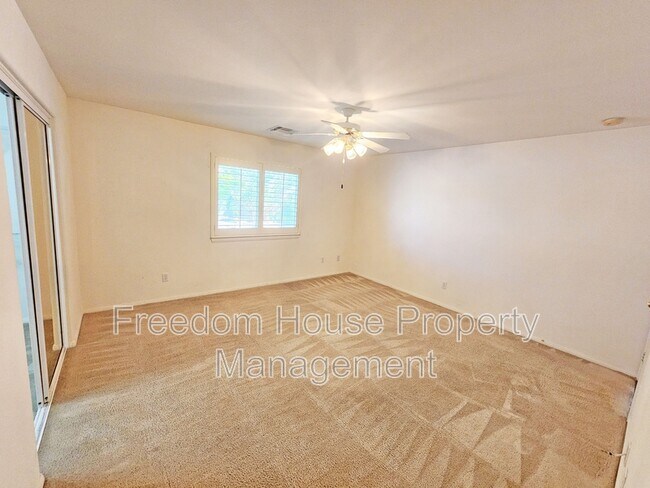 Building Photo - 380 Round Up Ct