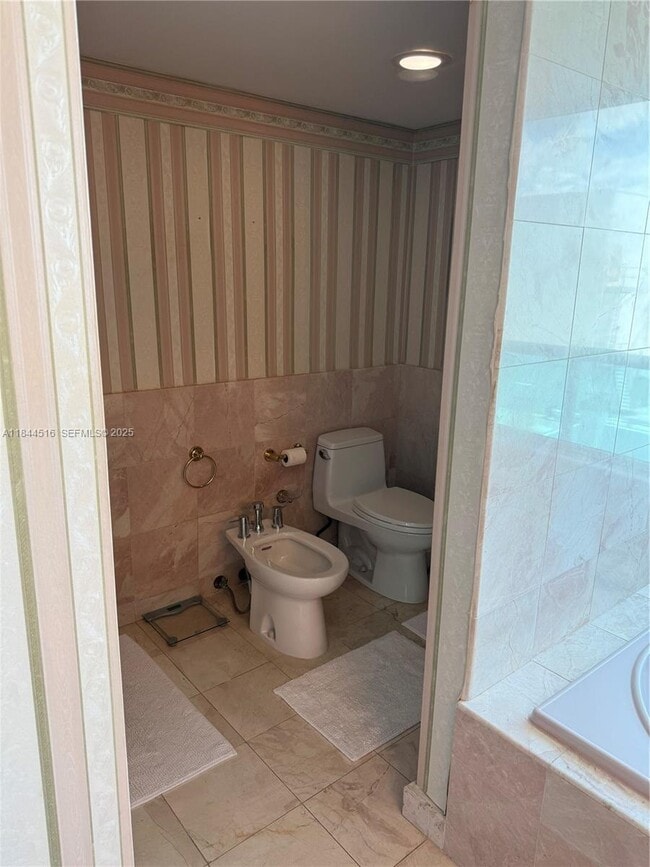 Building Photo - 5025 Collins Ave