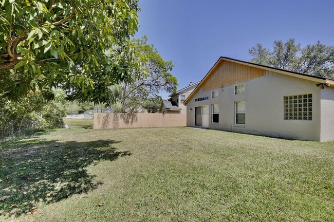 Building Photo - Beautiful 3/2 Spacious Home with a 2 Car G...