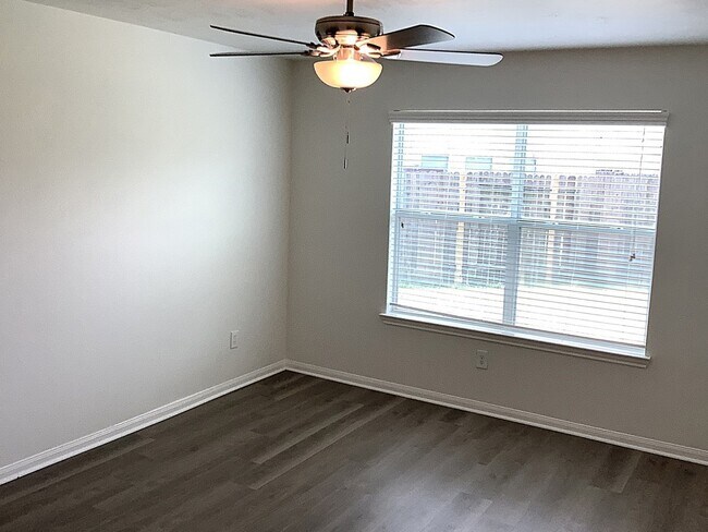 Building Photo - 910 Redcrest Springs Ct