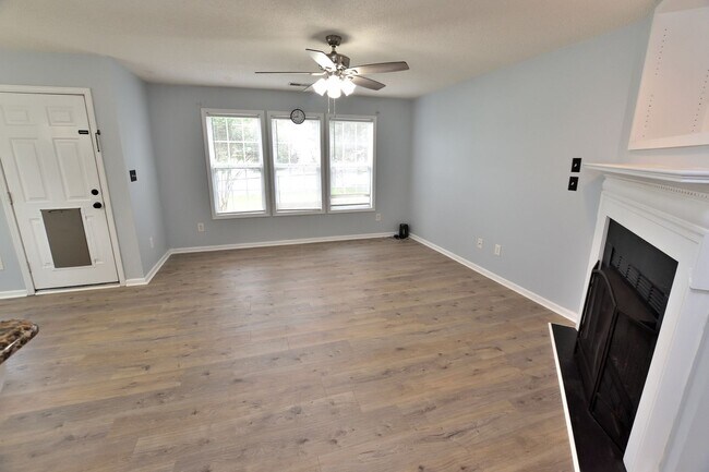 Building Photo - 496 Carnation Ct
