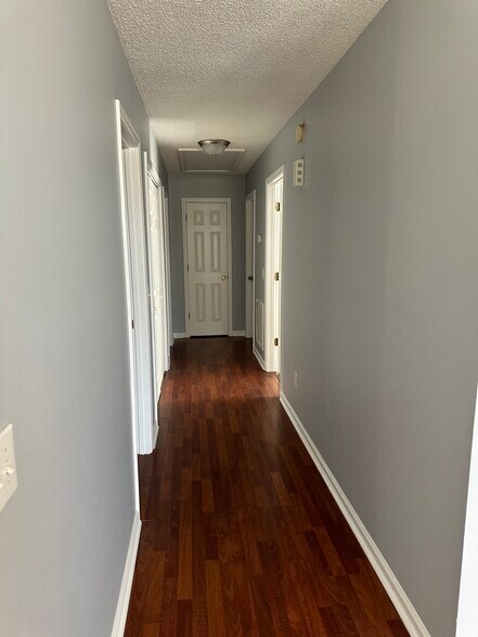 Building Photo - 510 Pine Knoll Dr