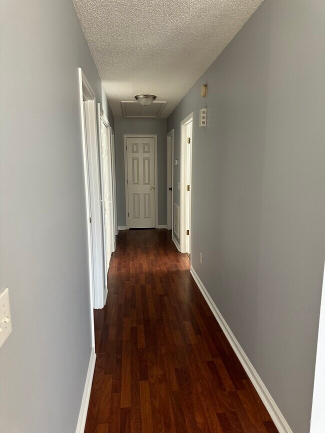 Building Photo - 510 Pine Knoll Dr