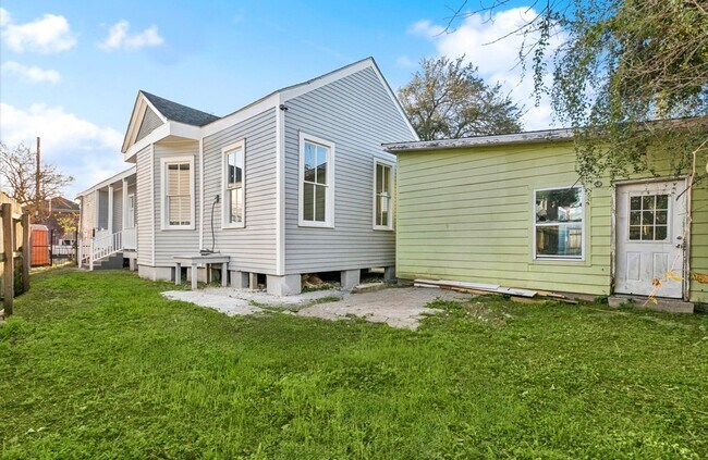 Building Photo - Treme Single