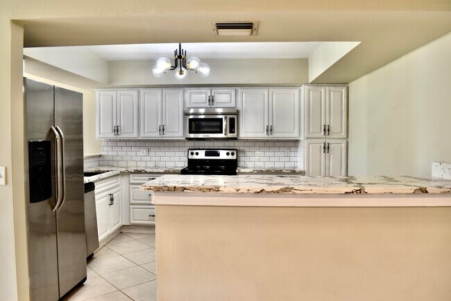 Building Photo - 6040 Glendale Dr