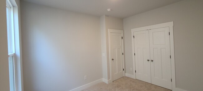 Building Photo - 726 Judah Dr