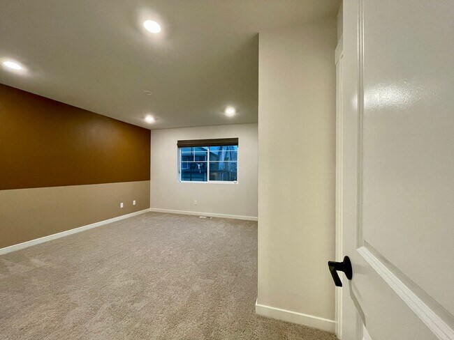 Building Photo - 18406 SW Buckhorn Dr