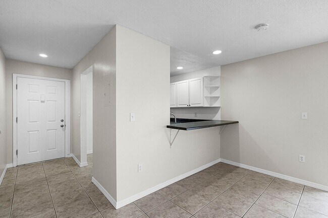 Building Photo - CONDOMINIUM FIRST FLOOR 2 BED 1 BATH, FULLY RENOVATED