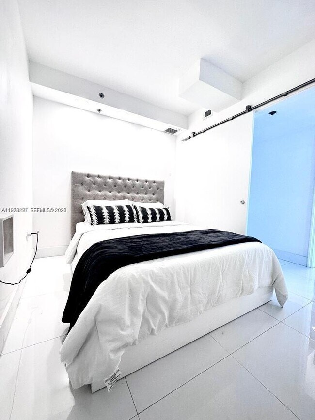 Building Photo - 100 Lincoln Rd