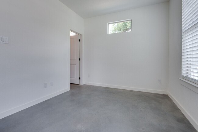 Building Photo - 2618 Lubbock Ave
