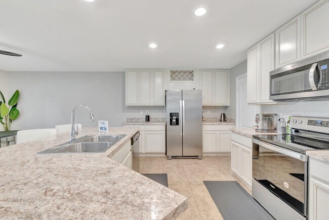 Building Photo - 5700 NW Pine Trail Cir