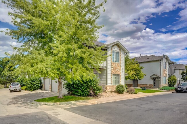 Building Photo - $2,100 - 2 Bed, 2 Bath Townhome in Thornto...