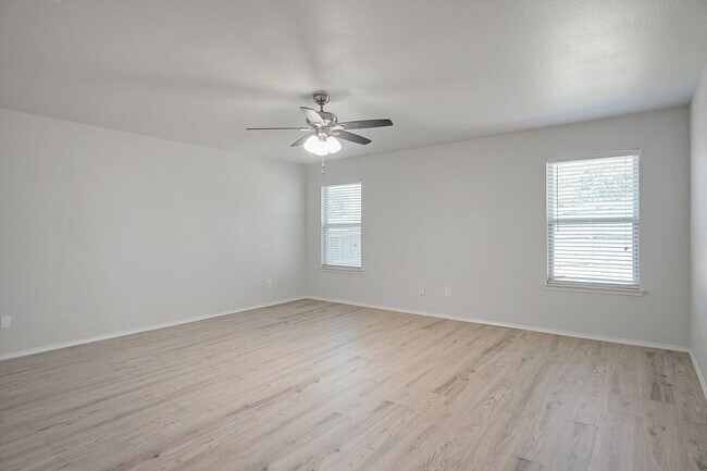 Building Photo - Beautiful Spacious Home