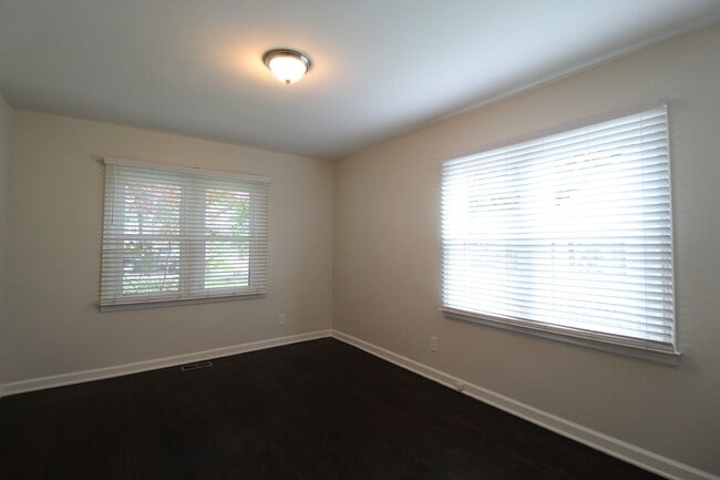 Building Photo - 2 Bedroom 1 Bath Home In Fairway KS
