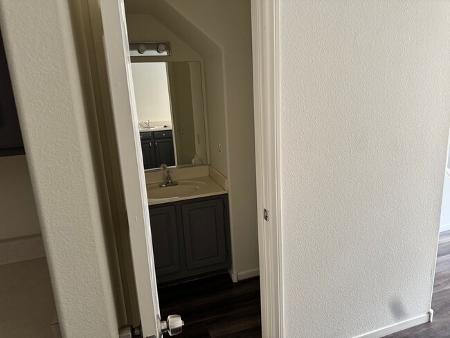 Building Photo - Awesome Three bedroom 2 1/2 townhouse in a gated community