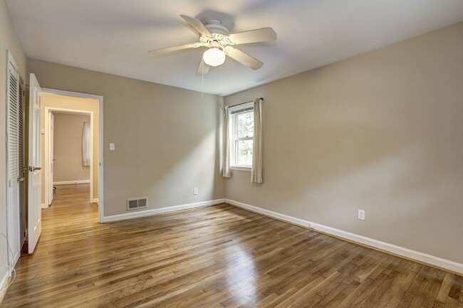 Building Photo - 3 Bed 2 Bath - Silver Spring Rambler - Upd...