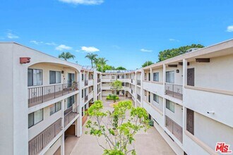 Building Photo - 12801 Moorpark St