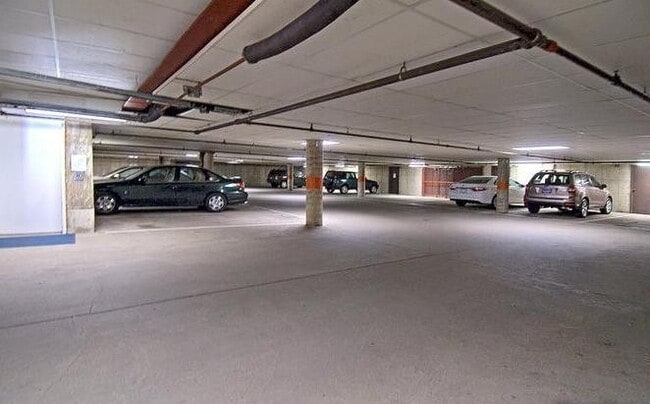 Building Photo - Updated 2 bed 2 bath Plus Office (Or Third...