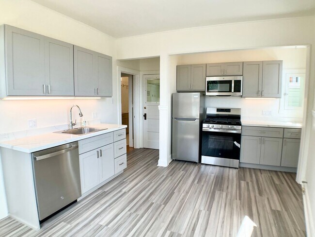 Building Photo - REMODELED and Spacious.  IN-UNIT LAUNDRY! ...