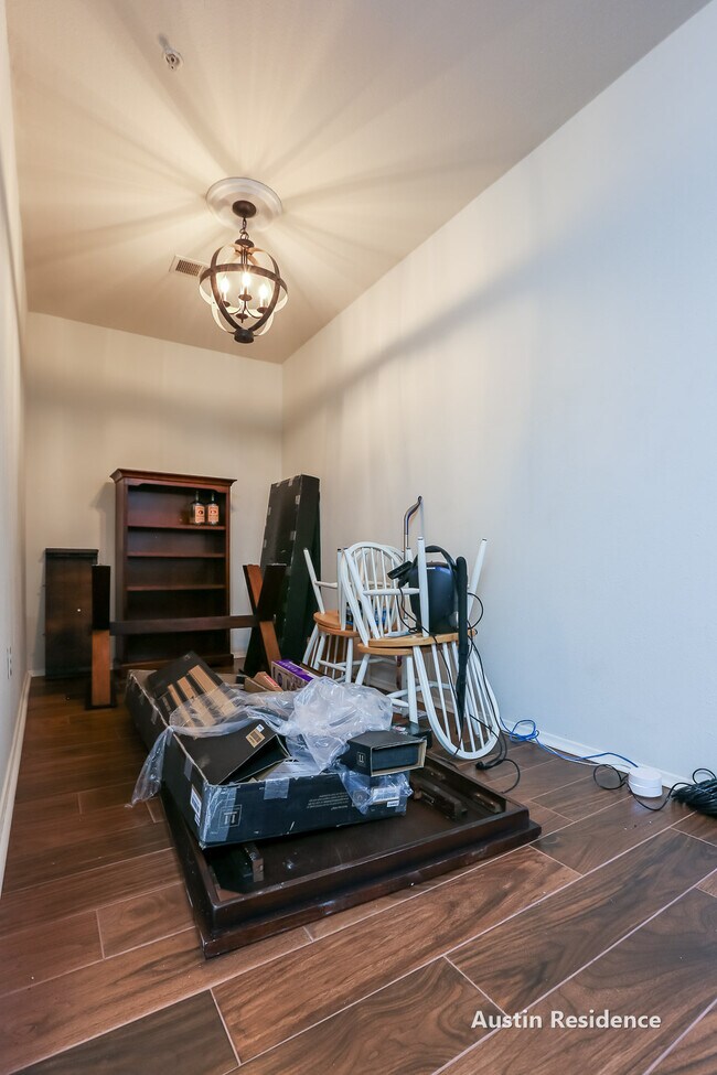 Building Photo - 910 W 25th St