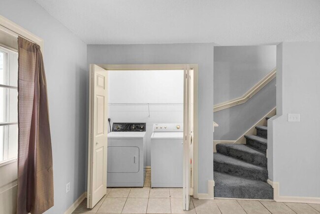 Building Photo - 402 Meadowbrook Ln
