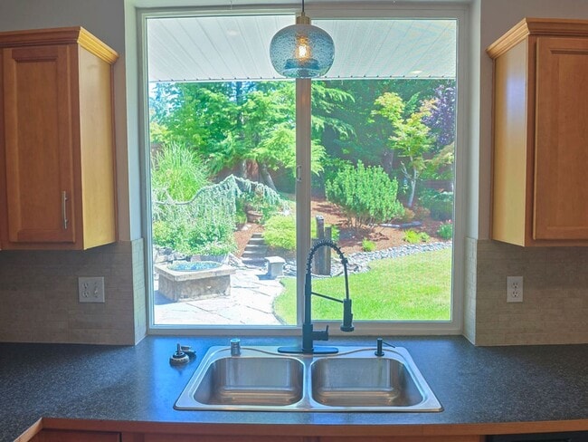 Building Photo - Gorgeous 4 Bedroom Lake Stevens Home in Cr...
