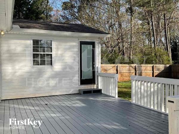 Building Photo - 5612 Pinewood Dr