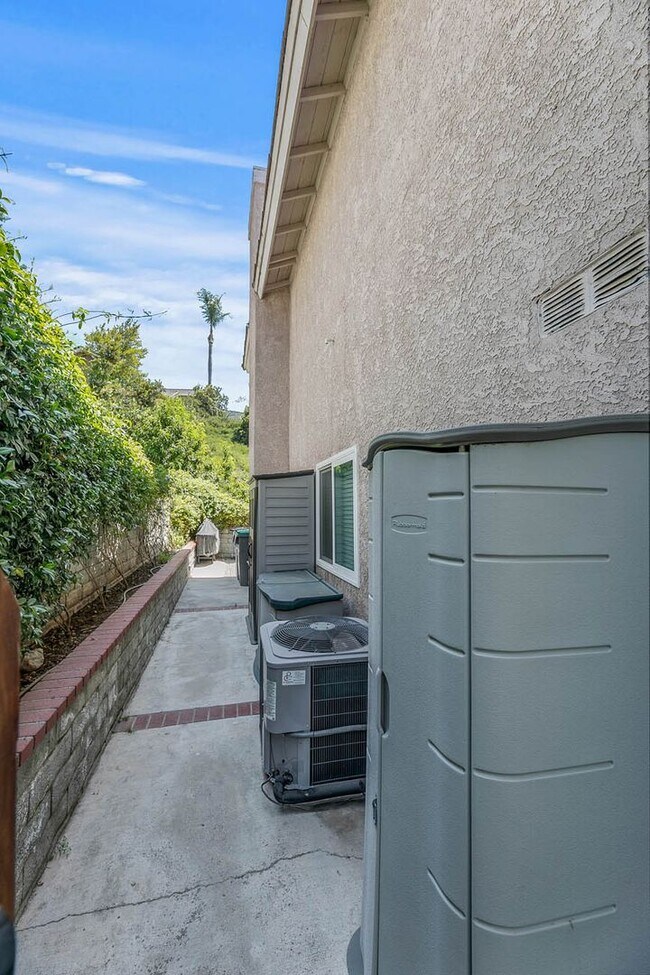 Building Photo - COMING SOON! 4 Bedroom Home for Rent in Santa Clarita!