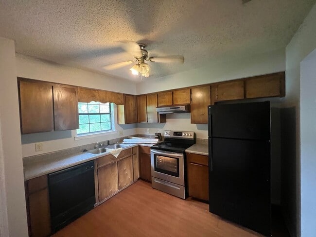 Building Photo - MOVE IN SPECIAL: $1000 OFF 1ST MONTH'S RENT!**