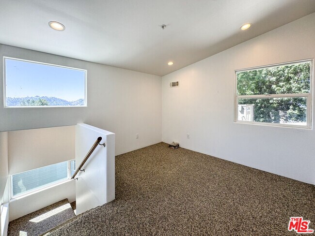 Building Photo - 3050 Knob Dr