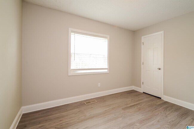 Building Photo - 721 Sleepy Hollow Dr