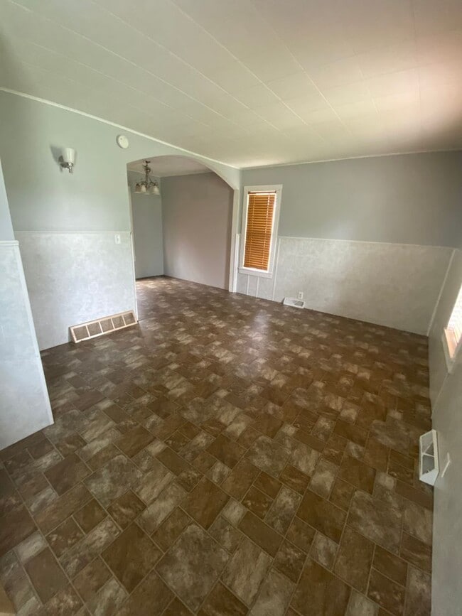 Building Photo - 3 Bed 1 Bath with Double Stall Garage