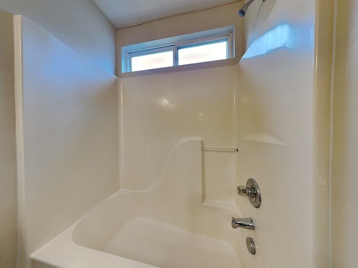 Building Photo - 2920 Westwinds Ct