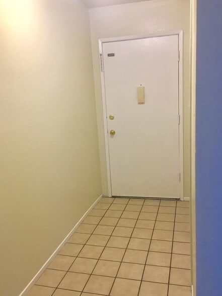 Tile flooring at the Entrance - 34770 Perry Rd