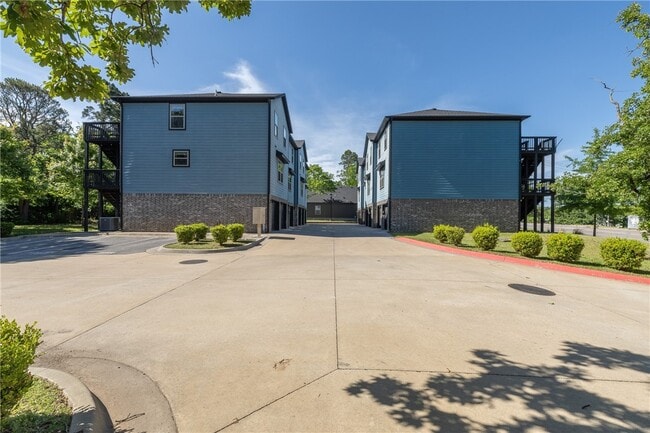 Building Photo - 1975 N Bourbon Dr
