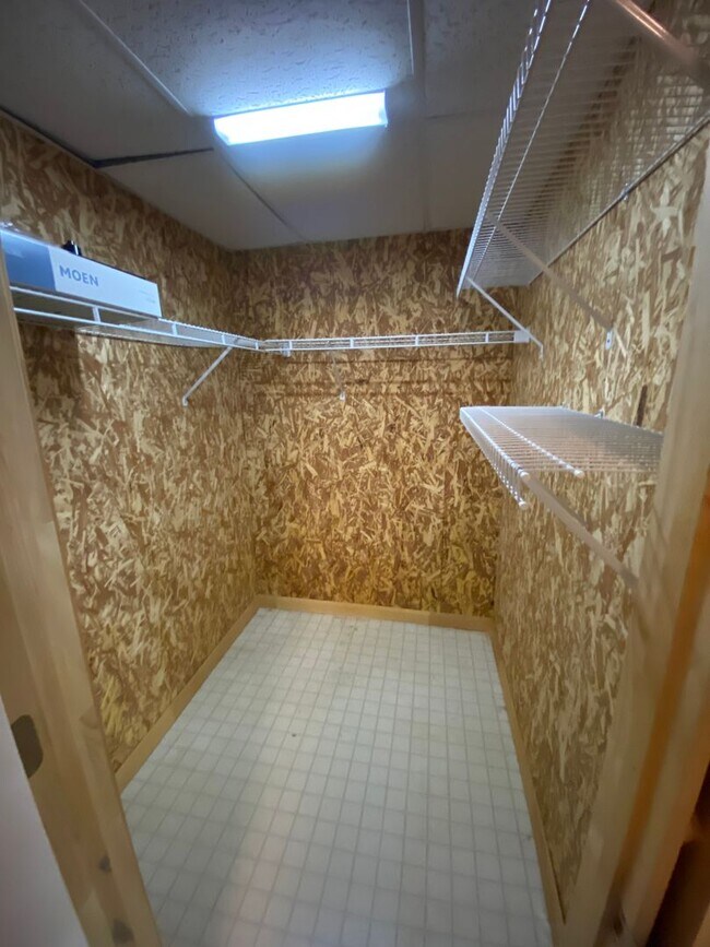 Building Photo - 3 Bedroom 2.5 Bathroom Condo in Williston