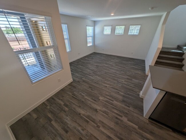 Building Photo - 484 Golden Myna Ave