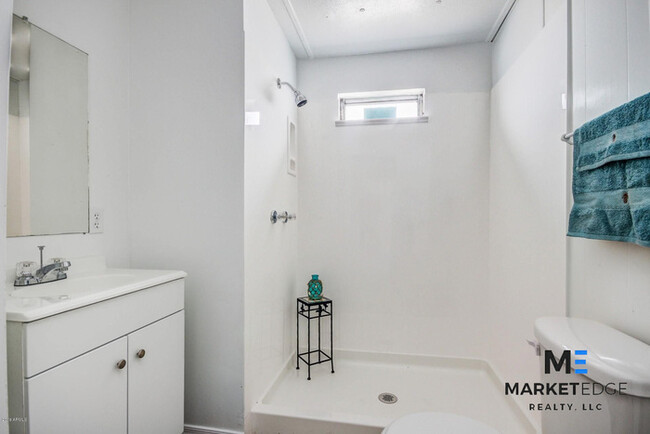 Building Photo - 2Bed/1Bath Home at 135th Ave/Glendale! JOI...