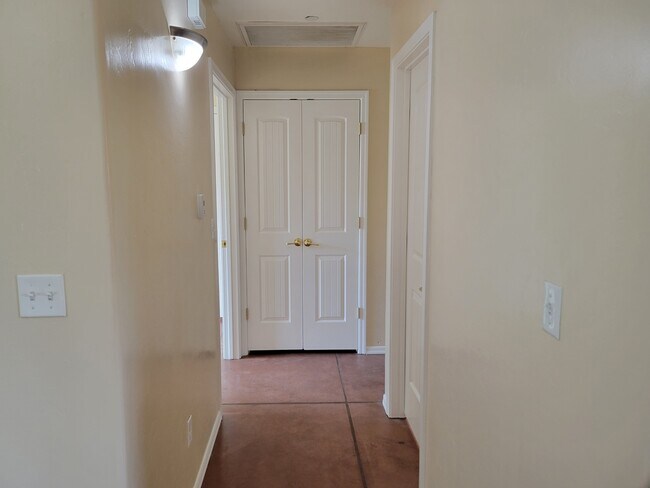 Building Photo - 3331 E Bermuda St