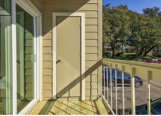 Building Photo - 114 E 31st St