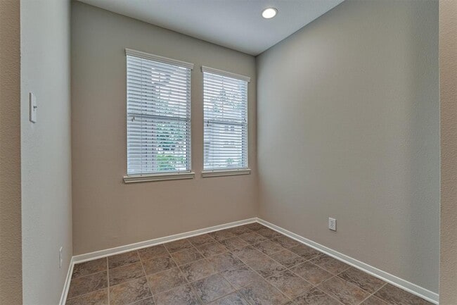 Building Photo - 83 Woodlily Pl