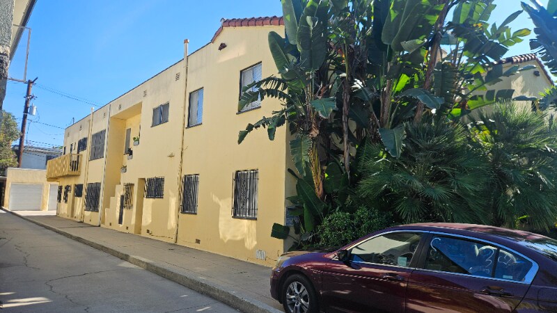 Building Photo - 1210 N Orange Grove Ave