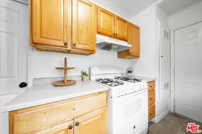 Building Photo - 640 W 81st St