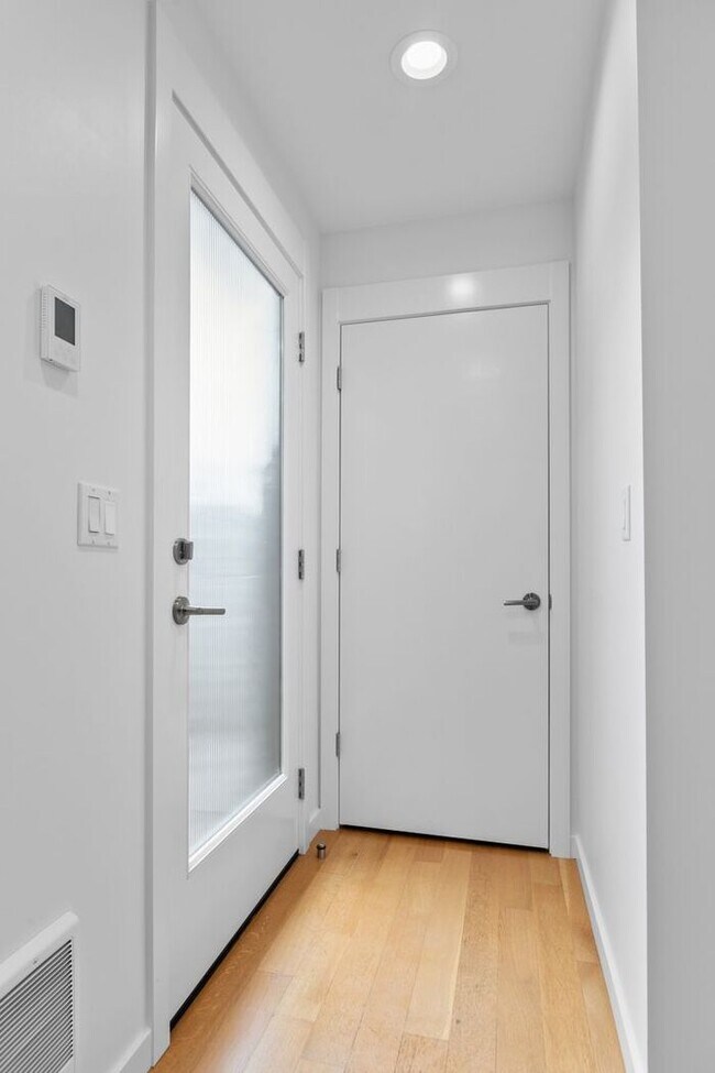 Building Photo - Sweet Ultra-Modern Air-Conditioned West Seattle Townhome w/ Parking